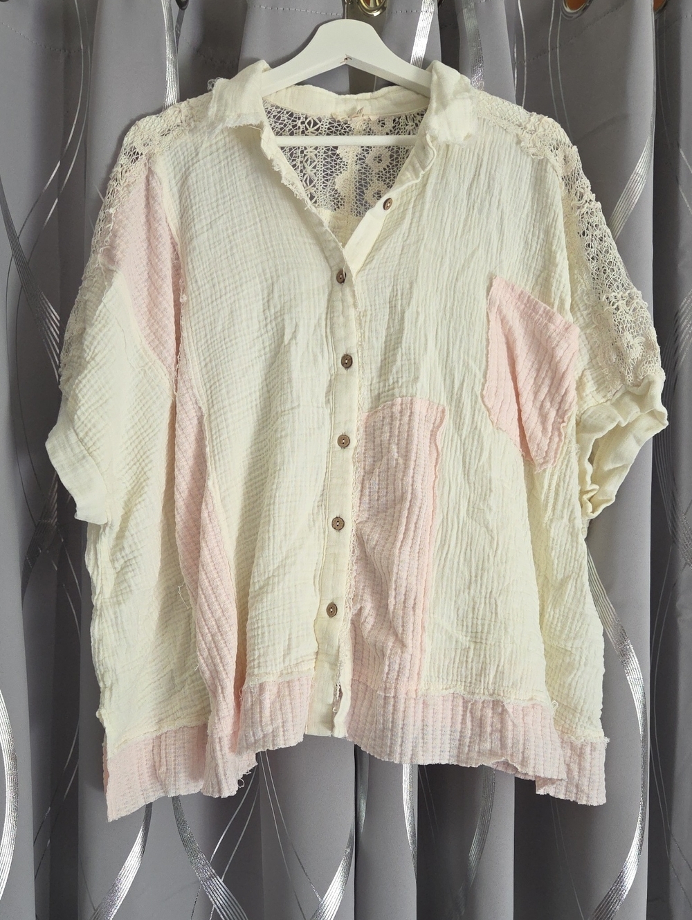 Easel Cream and Light Pink Gauze Button-Front Shirt with Lace Trim Medium